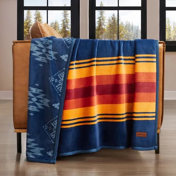 Pendleton Reversible Plush Throw Grand Canyon - Picture 2 of 7